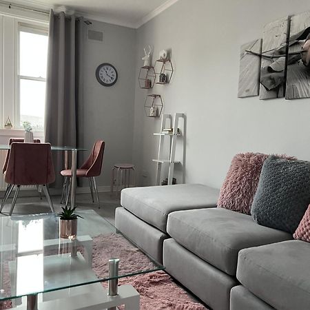Captivating 2-Bed Apartment In Керкколди Экстерьер фото